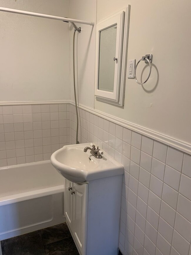 Building Photo - 2 BEDROOMS PLUS 2 BONUS ROOMS, 2 BATHROOM SINGLE FAMILY HOME WITH 1 CAR GARAGE