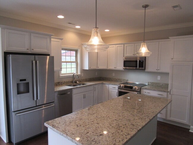 Building Photo - Beautiful 4-Bed, 3-Bath Bungalow in Highly Desirable Farragut!