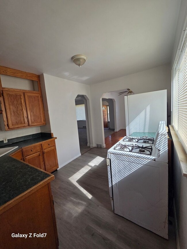 Building Photo - $1200 2 bedroom bungalow