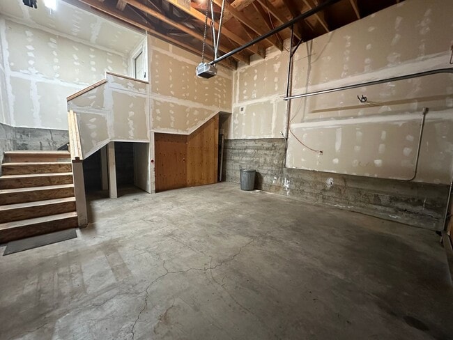 Building Photo - Great End Of Street location -  3 bedroom,...