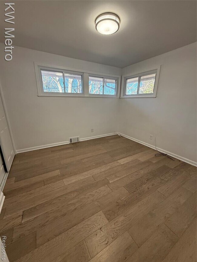 Building Photo - 1440 W Square Lake Rd