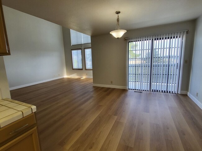 Building Photo - Recently Upgraded Townhouse in the Hills o...
