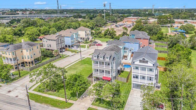 Building Photo - 1333 N Meyer Ave