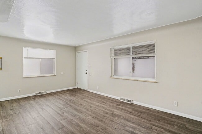 Building Photo - Front Unit - Duplex - 4bed 2bath - Finished Basement! **Special**