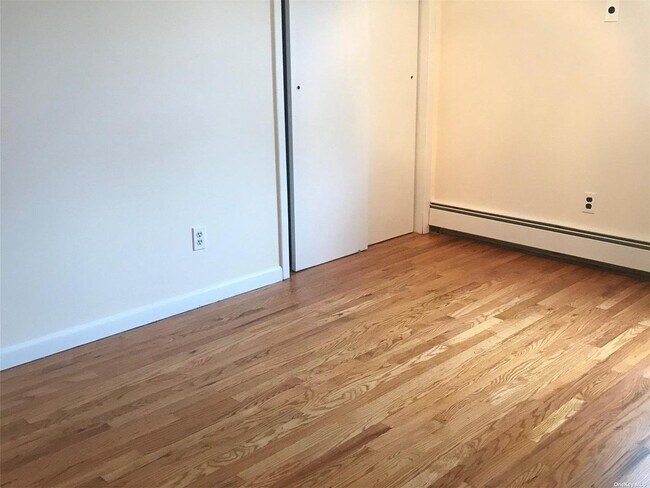 Building Photo - 206-18 45th Rd