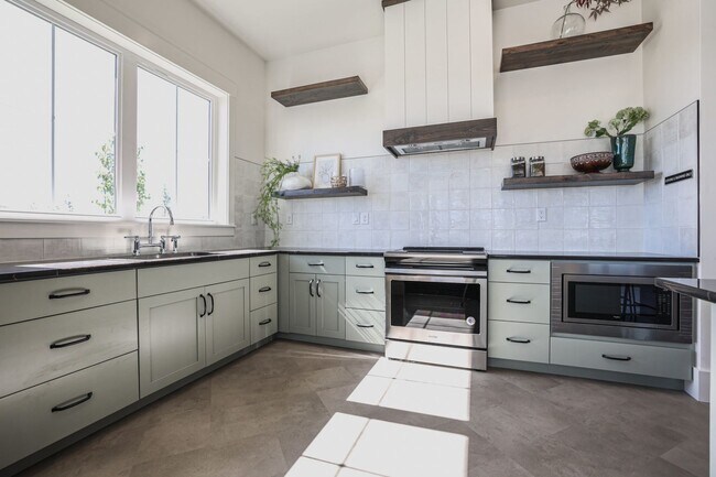 Building Photo - END UNIT - 3 BED 2.5 BATH LUXURY TOWNHOME ...