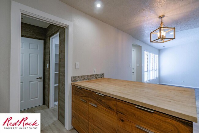 Building Photo - Newly Remodeled 3 Bedroom Townhome. Small ...