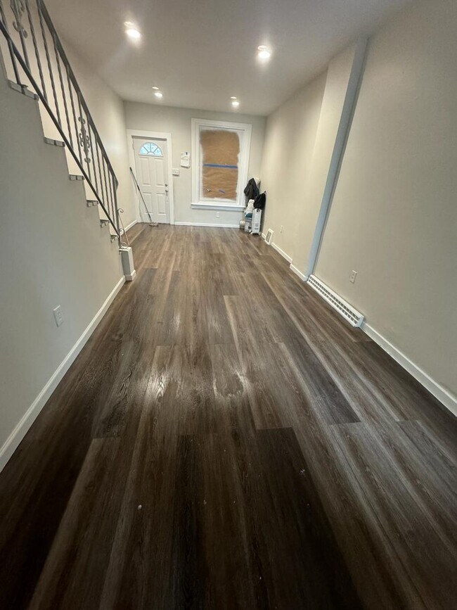 Building Photo - 4 bedroom 1 bath house with off street parking