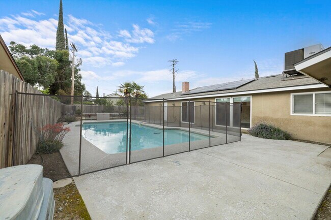 Building Photo - 1212 S Demaree St