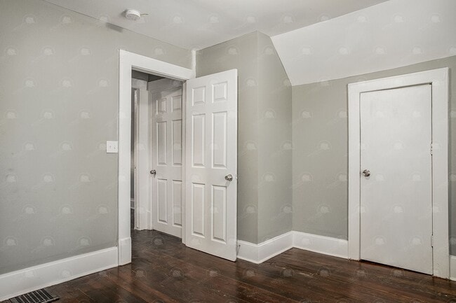 Building Photo - Charming 2 BR 2 BA House in Historic North...