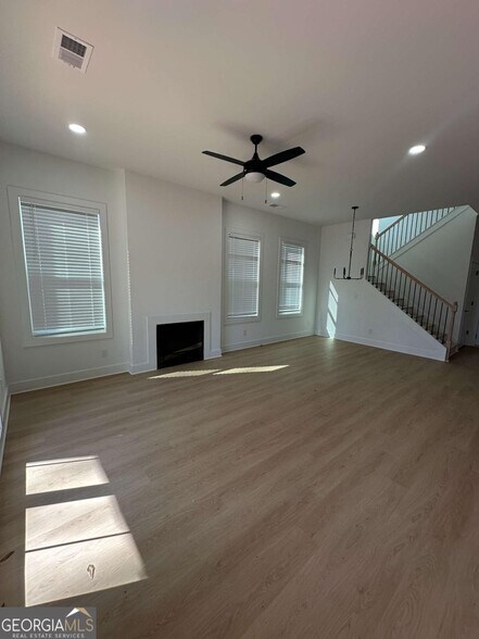 Building Photo - Room in Duplex on Plaza Ave SW