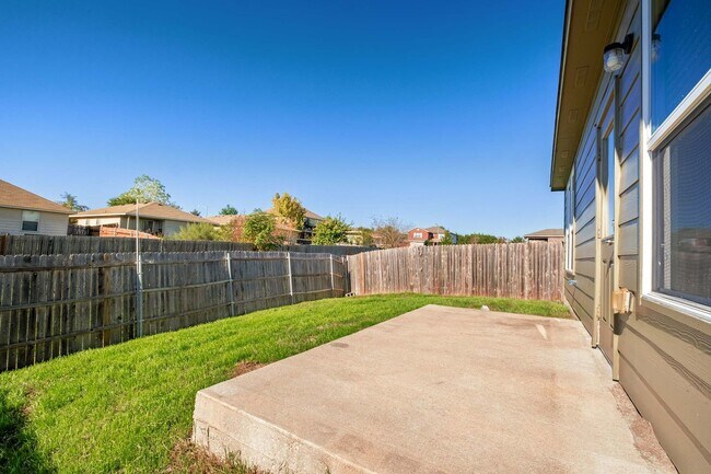 Building Photo - Glowing 3 Bedroom, 2 Bath Home Near Walter...