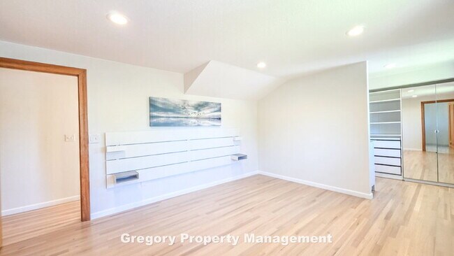 Building Photo - 11204 NE 58th Pl
