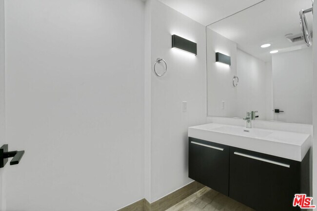 Building Photo - 13600 Marina Pointe Dr