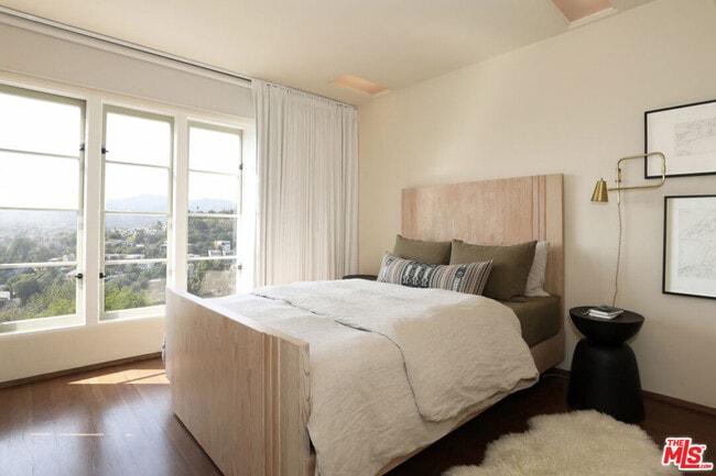 Building Photo - 1811 Edgecliffe Dr