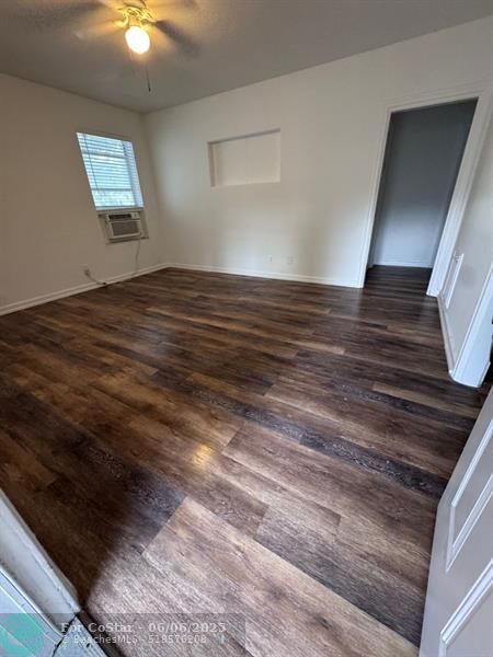 Building Photo - 306 N Lakeside Ct