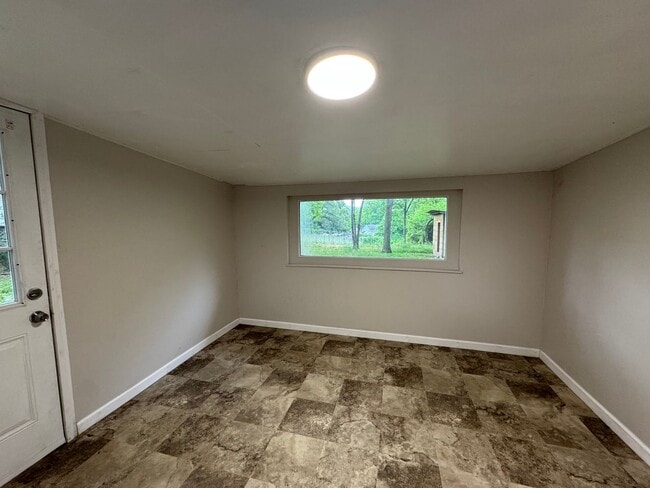 Building Photo - Must See Spacious 2 Bedroom 2.5 Bath Home ...