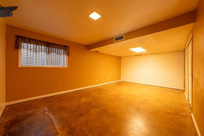 Building Photo - ***MOVE IN SPECIAL*** $500 OFF 1st MONTH'S...