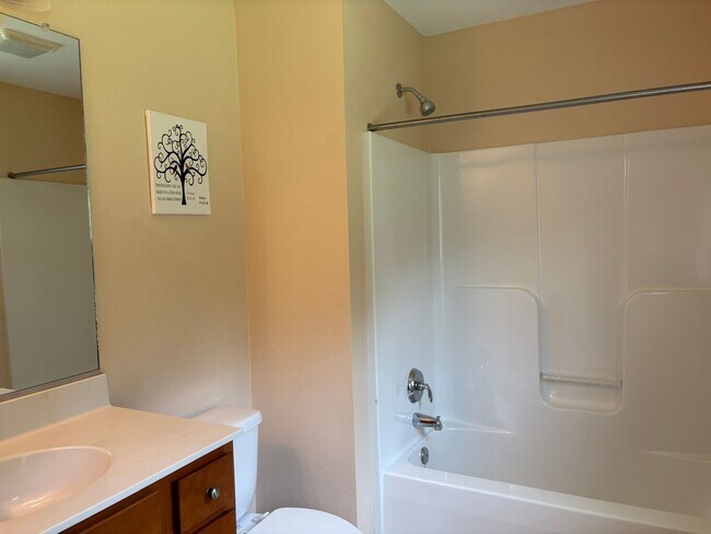 Building Photo - 124 Deerfield Ln
