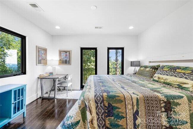 Building Photo - 49 Castle Ct