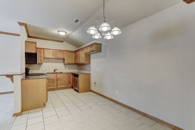 Building Photo - Duplex in Yukon, Available Now!