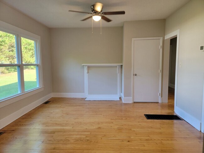 Building Photo - Complete remodeled 3 bedroom 1 1/2 bath home in Belmont!!