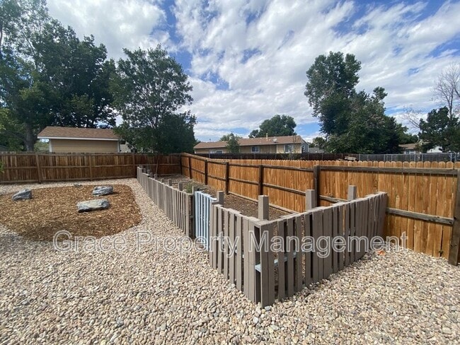 Building Photo - 9371 Bellaire Dr