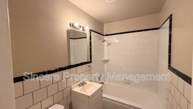 Building Photo - 2904 S Portland Ave