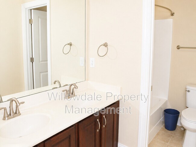Building Photo - 1025 Governess Ln