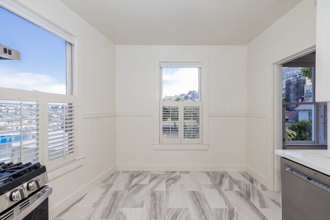 Building Photo - TOP FLOOR 1BR. Remodeled! W/D IN-UNIT! Dishwasher!