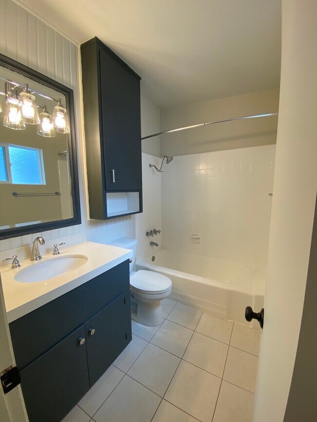 Ensuite Bathroom - 117 Marine Ave