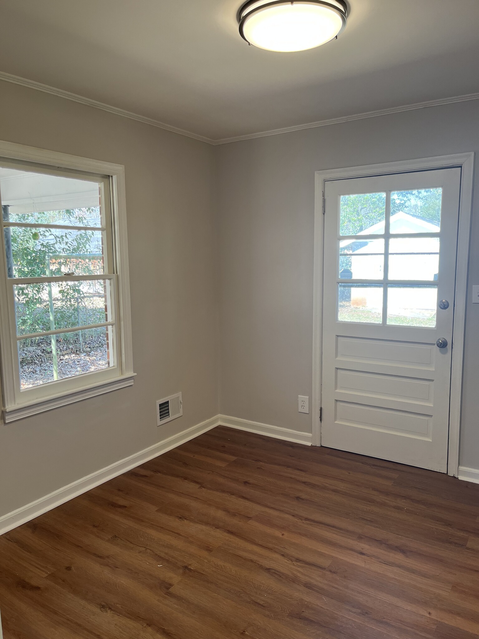 Dining area - 223 Mobley St