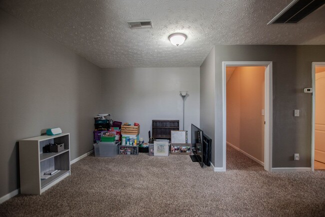 Building Photo - Pet Friendly Three Bedroom!