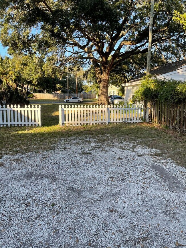 Building Photo - 320 21st Ave S