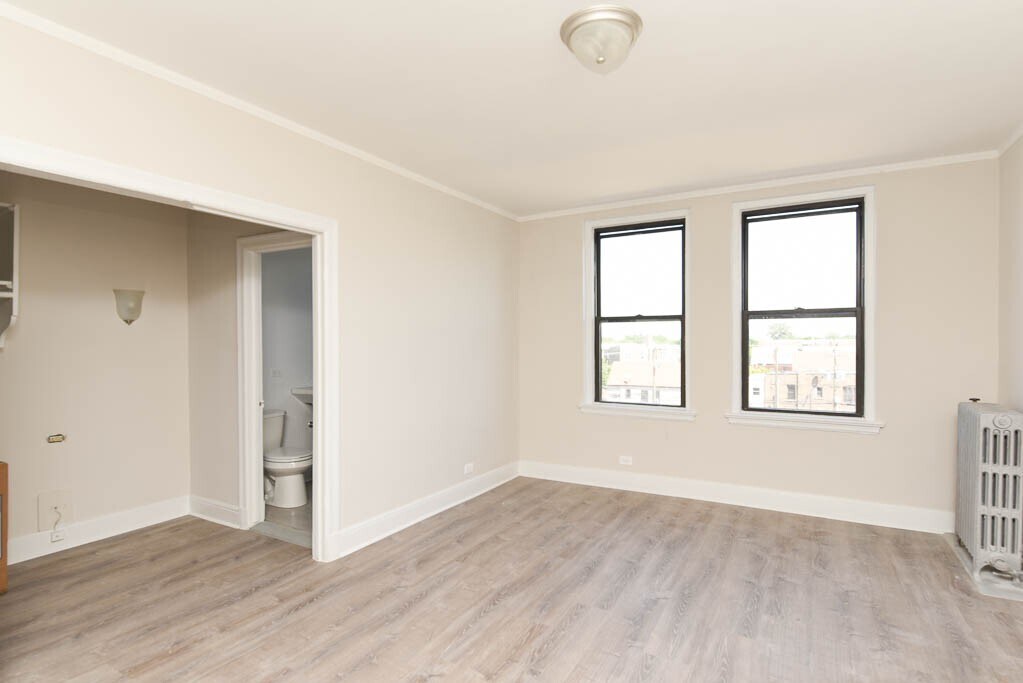 Building Photo - 3335 W Diversey Ave