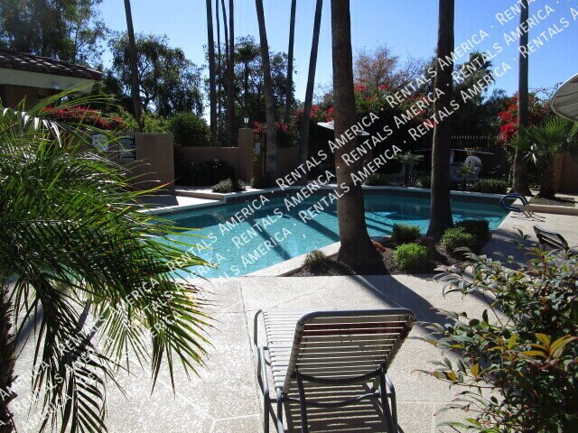 Building Photo - 711 E North Ln