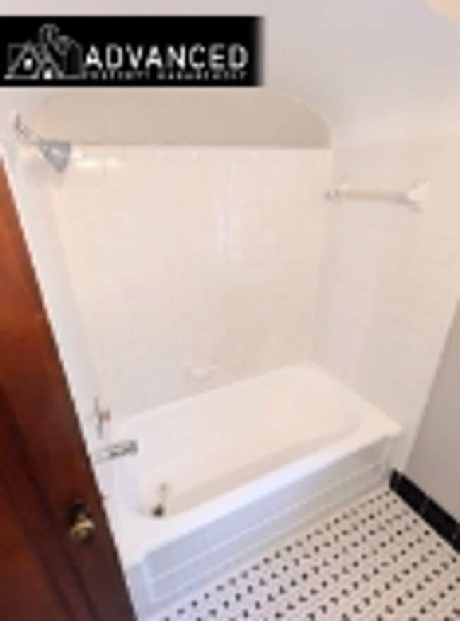 Building Photo - Charming 2-Bedroom Lower Unit in Milwaukee’s Tippecanoe Neighborhood – Available Now!