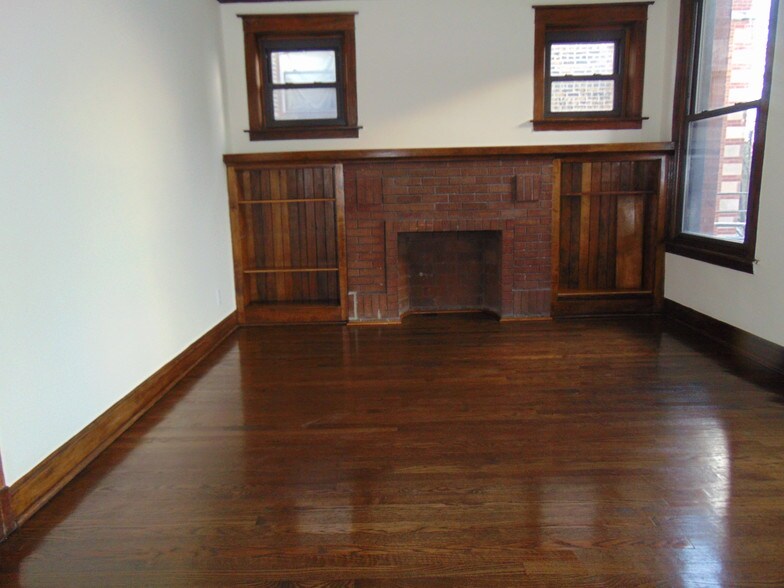 Building Photo - 6245 S Sacramento Ave