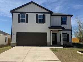 Building Photo - Move-In Ready 4BR with Private Yard & Fire Pit – Won’t Last!