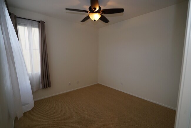 Building Photo - Creekside 3 Bedroom Rental Home in Valencia!