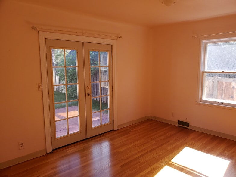 Building Photo - 403 W 25th Ave