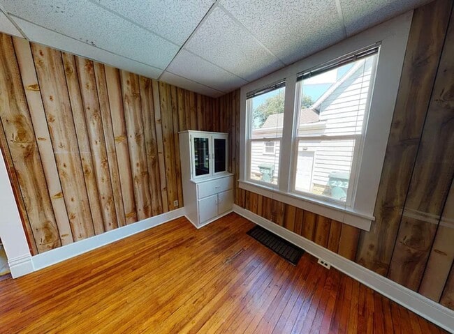 Building Photo - 3 bedroom 1.5 bath house - Now available for the 2026/2027 lease term!