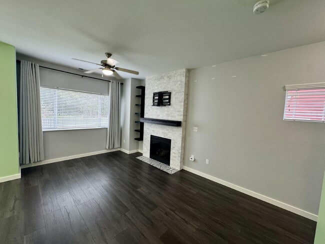 Building Photo - Move-In Ready Puyallup Townhome – Central Location, Easy Commute