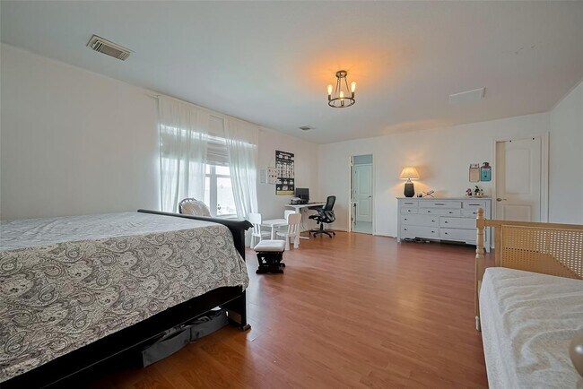 Building Photo - 15214 Mission Forest Dr