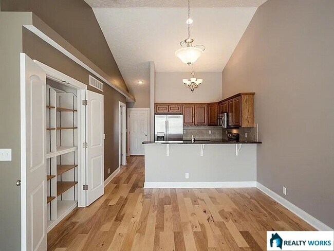 Building Photo - Spacious 4 Bed, 3 Bath Townhome with finished Basement