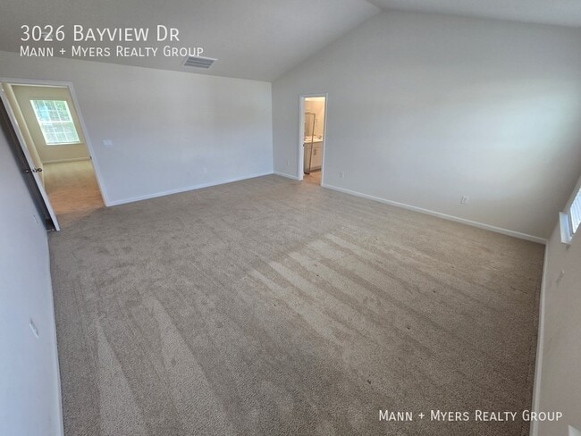 Building Photo - 3026 Bayview Dr