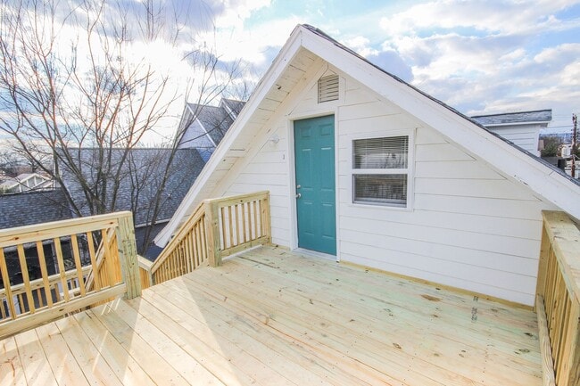 Building Photo - 2 Bedroom in the Heart of Highland Park! Parking included!