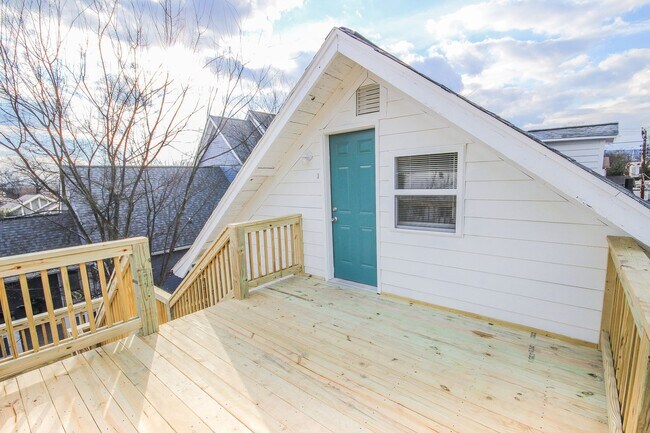 Building Photo - Highland Park Living with Private Deck & Updated 2BR Near Downtown Chattanooga