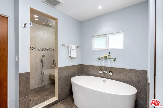 Building Photo - 2843 Lambert Dr