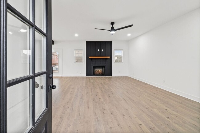 Building Photo - Pet Friendly Three Bedroom with Bonus!